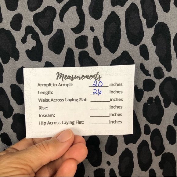 Chico’s Women’s Blouse Shirt Top V Neck Black/Gray Animal Print Chico’s Sz 1 - Picture 11 of 11